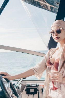 güneş gözlüklü kız güzel lüks tatil sahiptir, Karayip Denizi üzerinde bir yatta yüzüyor