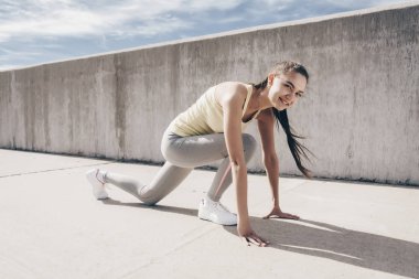 sağlıklı bir yaşam tarzı, sokak eğitim, sistemi çalıştırmak için hazırlanan etkin ince kız müşteri adayları