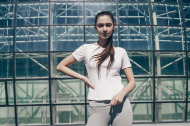 spor giyim trenler açık havada, düzgün aktif genç kız kullanılıyorsa güç ve motivasyon ile