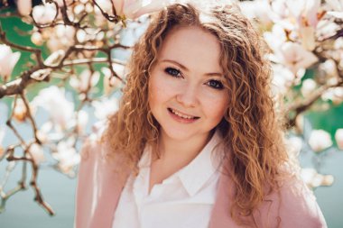 gülümseyerek, manolya, gölet, yanındaki parkta sıcak bahar hava yürüyüş güzel kıvırcık saçlı kadın