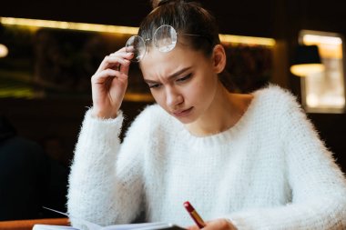 çalışma, onun defter, pek çok plan yazma ciddi genç kız odaklı