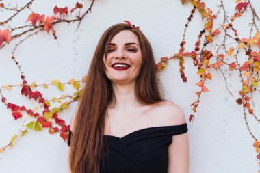 siyah elbiseli bir lüks zengin kadın gülüyor, bir zengin yaşam ve eğlence parkta sahiptir