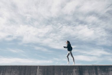 aktif genç kız için spor açık havada girer, gökyüzüne karşı çalışır, enerji ve kuvvet ile suçlanıyor