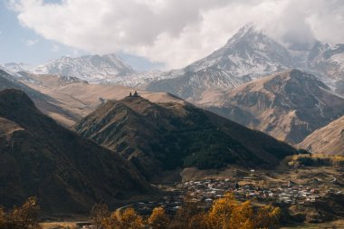 büyüleyici doğa ve manzara, beyaz kar ile kaplı görkemli yüksek Dağları