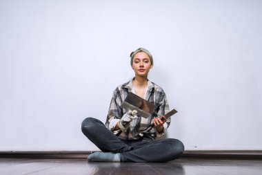 bir spatula onun elinde tutan onun yeni evinde katta oturan sevimli genç kız