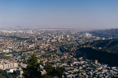 Yukarıdaki mavi gökyüzünün altında büyük güzel şehir Gürcistan Tbilisi görüntüleyin