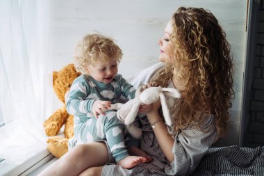 gülüyor, dostu aile onu genç oğlu ile oynayan genç güzel anne