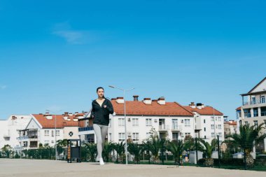 Etkin atletik kız açık havada çalışır, spor için gider ve sağlıklı bir yaşam tarzı olur