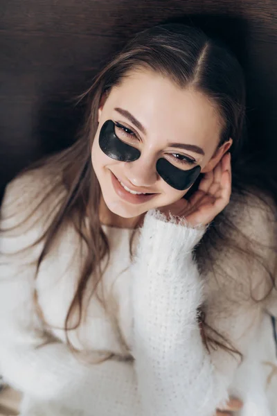 腫れやあざに対する黒い目のパッチの下の幸せな長い髪の少女の笑顔 — ストック写真