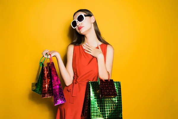 빨간 드레스와 선글라스, 젊은 아름 다운 소녀 쇼핑을 갔다는 블랙에 금요일 — 스톡 사진