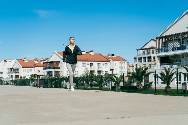 Corredor teimoso envolvido em esportes e leva um estilo de vida ativo, ao ar livre, treinamento de rua — Fotografia de Stock