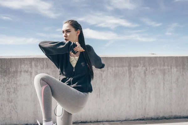 En aktiv ung flicka går i för sport utomhus, värms upp, debiteras med energi — Stockfoto