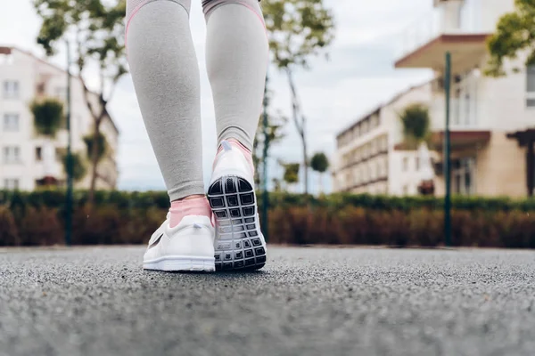 Jong meisje traint en strekt zich uit buiten, actieve en gezonde levensstijl — Stockfoto