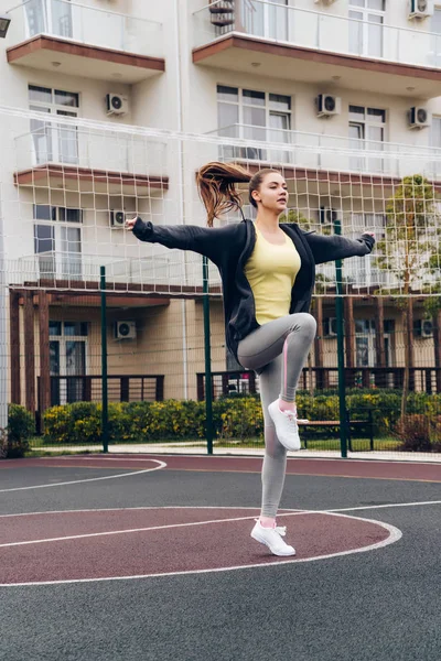 Actieve jonge meisje treinen, speelt sport, leidt een gezonde levensstijl — Stockfoto