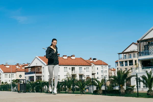 Jovem motivado ativa treina ao ar livre, corre e leva um estilo de vida saudável — Fotografia de Stock