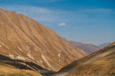 büyüleyici doğa ve manzara. mavi gökyüzünün altında yüksek görkemli dağlar