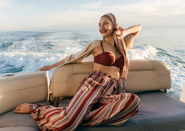幸せなスタイリッシュな女の子がかかっているし、彼女の白いヨット、カリブ海の島々 の帆で寛ぎます — ストック写真