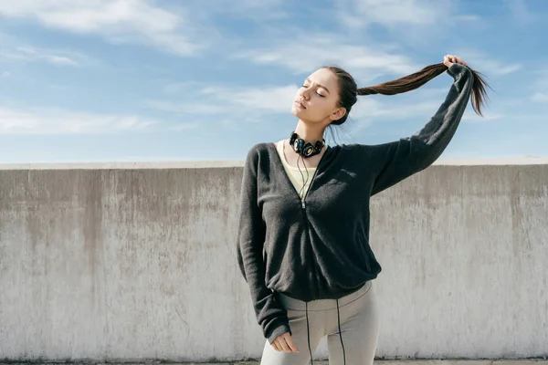 Atrakcyjny dziewczynka długowłosy szuka motywacji na zewnątrz, słonecznej pogodzie, street style i sport — Zdjęcie stockowe