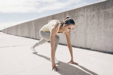 Kendine güvenen genç kız başlar, spor ve trenler