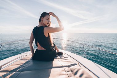 çekici bir genç kız Karayip Denizi üzerinde seyahat hoşlanıyor onun beyaz yatta yelken