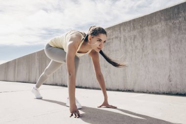 Kendine güvenen genç kız açık havada koşturup, spor yapıyor ve bir maraton için hazırlanıyor