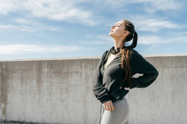 Atletische jong meisje ging voor een punt in de open lucht, leidt een gezonde levensstijl — Stockfoto