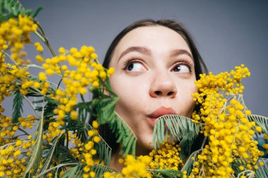 sevimli kız güzel kokulu sarı Mimoza, Bahar ruh koklama
