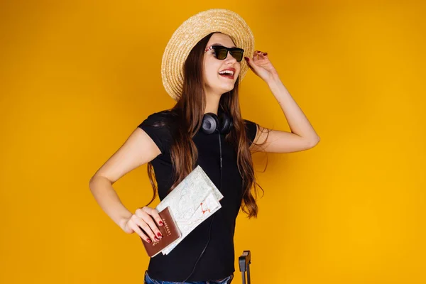 행복 한 어린 소녀는 모자와 선글라스, 휴가에 여권, 비행기 티켓을 들고 — 스톡 사진