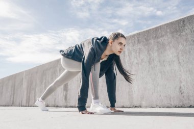 maksatlı genç kız bir mesafe, trenler açık havada çalıştırmak hazırlanıyor