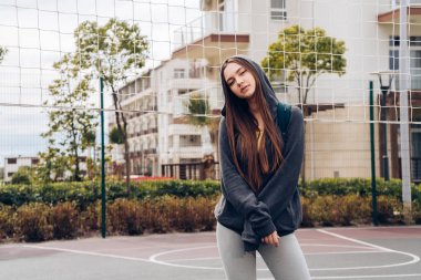 genç kız etkin ve sağlıklı bir yaşam tarzı olur, bir açık spor alanı trenler