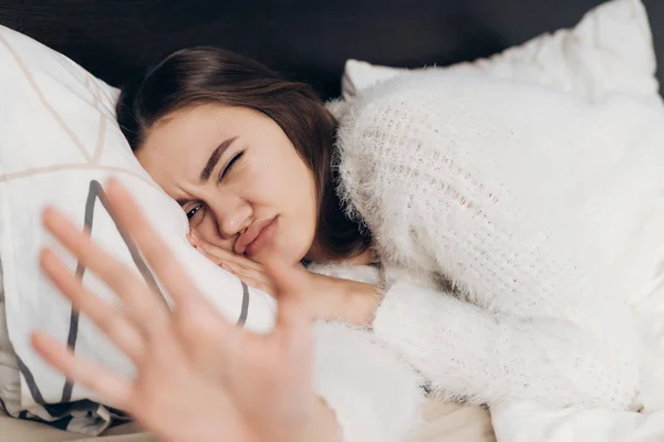 Menina sonolenta está dormindo, infeliz que ela foi despertada — Fotografia de Stock