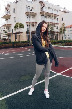 Kendine güvenen kız trende bir açık spor alanı, sağlıklı bir yaşam tarzı yol açar