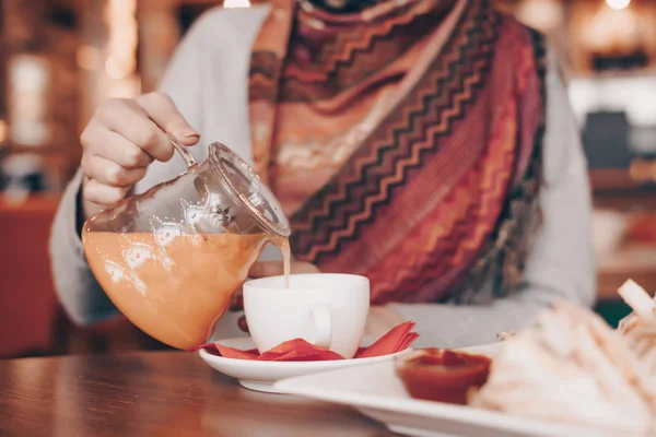 Арабская девушка сидит в кафе, обедает и пьет ароматный чай — стоковое фото