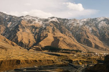 Beyaz kar, büyüleyici doğa ve manzara ile dev yüksek dağlarla kaplı