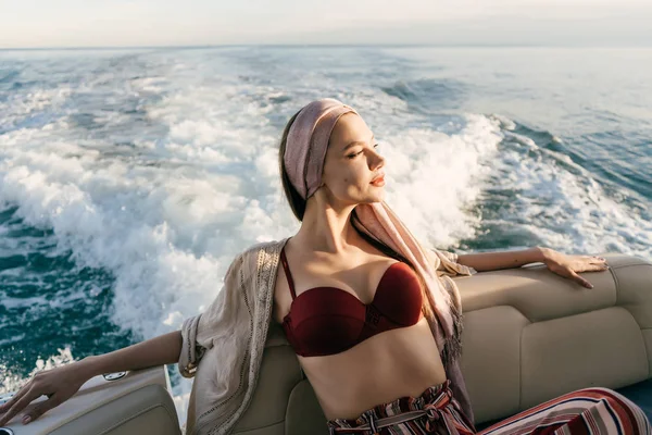 Elegante chica joven de lujo disfruta de una vida rica y el ocio, navega en un yate —  Fotos de Stock