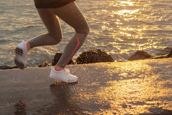 Aktiv ung flicka springer runt vallen, aktivt engagerade i idrott och hälsa — Stockfoto