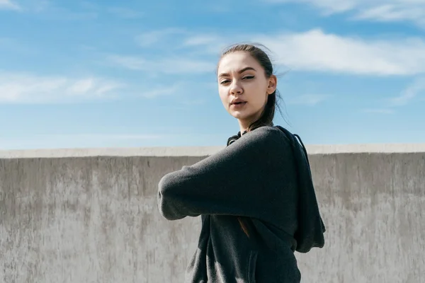 Diligente joven fuerte amasando antes de entrenar al aire libre, lleno de fuerza y energía —  Fotos de Stock