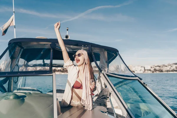 Gelukkig jong meisje loopt haar witte jacht, schreeuwt en verheugt zich, gaat op vakantie naar de eilanden — Stockfoto