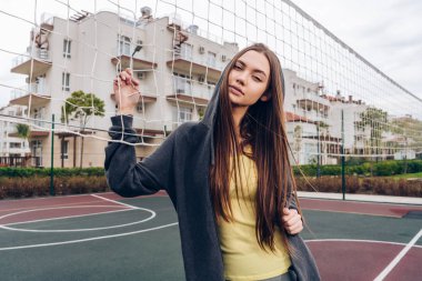 egzersiz ve spor sahasında uzanan uzun saçlı kız. Spor oynamak