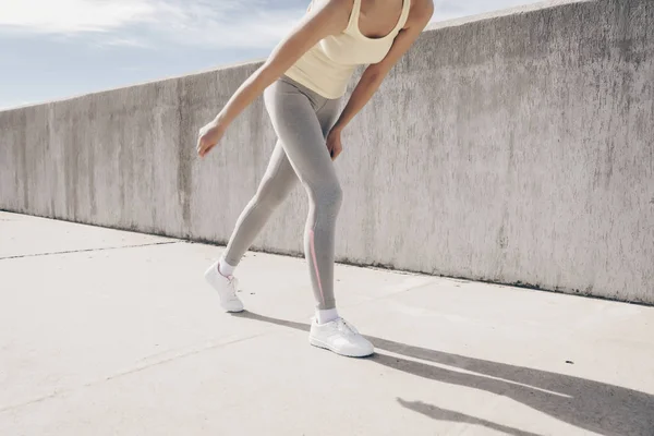 Fuerte chica atlética haciendo ejercicio al aire libre, trotar, larga distancia — Foto de Stock