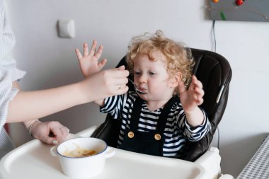 bakım genç bir anne beslemeleri genç çocuk, bir çocuk, sağlıklı yulaf lapası, ailece Kahvaltı
