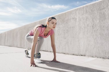 aktif genç kız bir maraton koşmak için hazırlık aktif meşgul içinde açık hava sporları