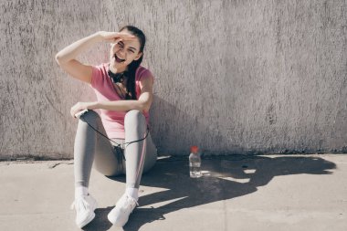 zor bir açık egzersiz sonrası istirahat, güç kazanıyor, içme suyu mutlu genç kız