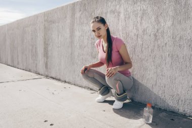 güç ve enerji kazanıyor zor bir egzersiz yaptıktan sonra açık havada dinlenme oturan güçlü genç kız