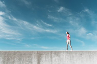 genç bir kız için spor açık havada giriyor, çalışır ve bir maraton önünde trenler