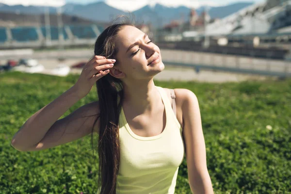 ヨガ、元気いっぱいの太陽の下、緑の芝生の上に座って幸せな若い女の子 — ストック写真