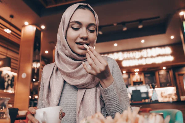 Schöne schöne arabische Mädchen mit Kopftuch, trägt einen Hijab, Mittagessen in einem Café — Stockfoto