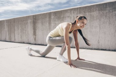mutlu etkin çalıştırmak üzere başlar, uzun maraton açık havada bir kızdır