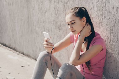 genç bir kız zor egzersiz açık havada sonra güç ve enerji kazanıyor dayanmaktadır