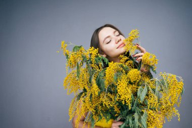 genç güzel kız güzel kokulu sarı Mimoza hoşlanır, gözler kapalı